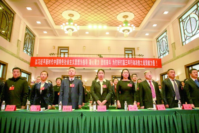 政协委员齐唱国歌。.jpg