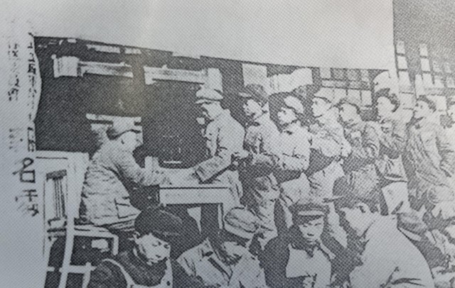 群众踊跃报名参加志愿军.jpg