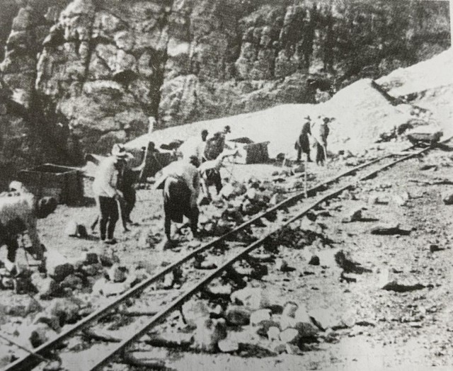 1453572074563735.jpeg 昭和制钢所工人在人工破碎矿石.jpeg