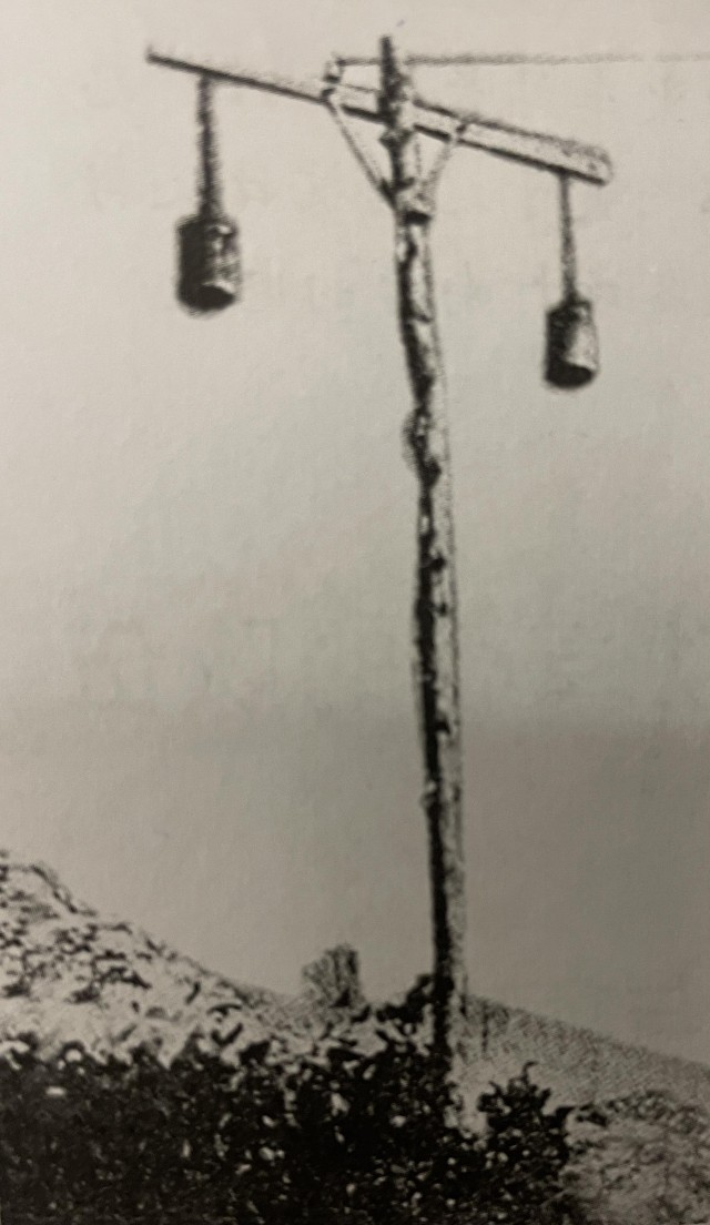 1542011774171716.jpg 大孤山采矿所日本人居住地架设的警笛.jpg